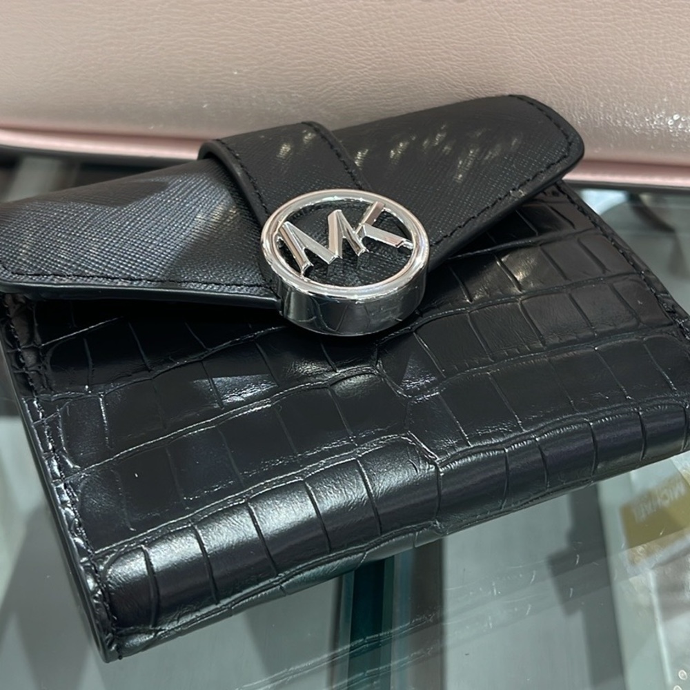 MICHAEL KORS CARMEN MEDIUM LOGO AND FAUX LEATHER WALLET BLACK 
NWT